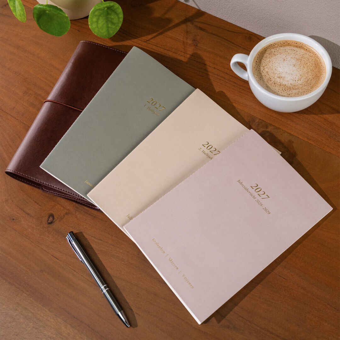 Jean&Len Kalender 2027, Kalenderheftchen, Notizbuch und Kalendercover Moodshot 1