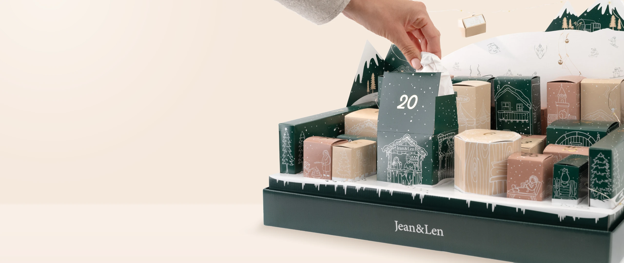 Jean&Len Adventskalender 2026 im winterlichen Bergdorf-Design, geöffnetes Türchen 20, Boxen in Grün, Sand und Rose