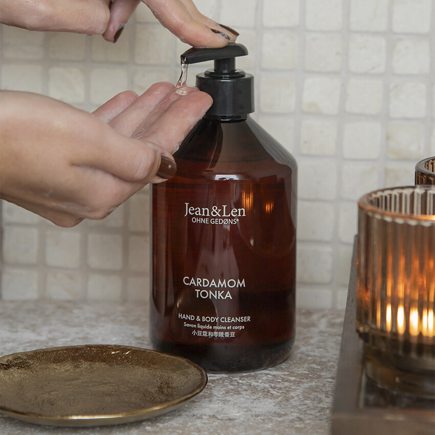 hand-body-cleanser-cardamom-tonka-anwendung-1 hand-body-cleanser-cardamom-tonka-anwendung-1