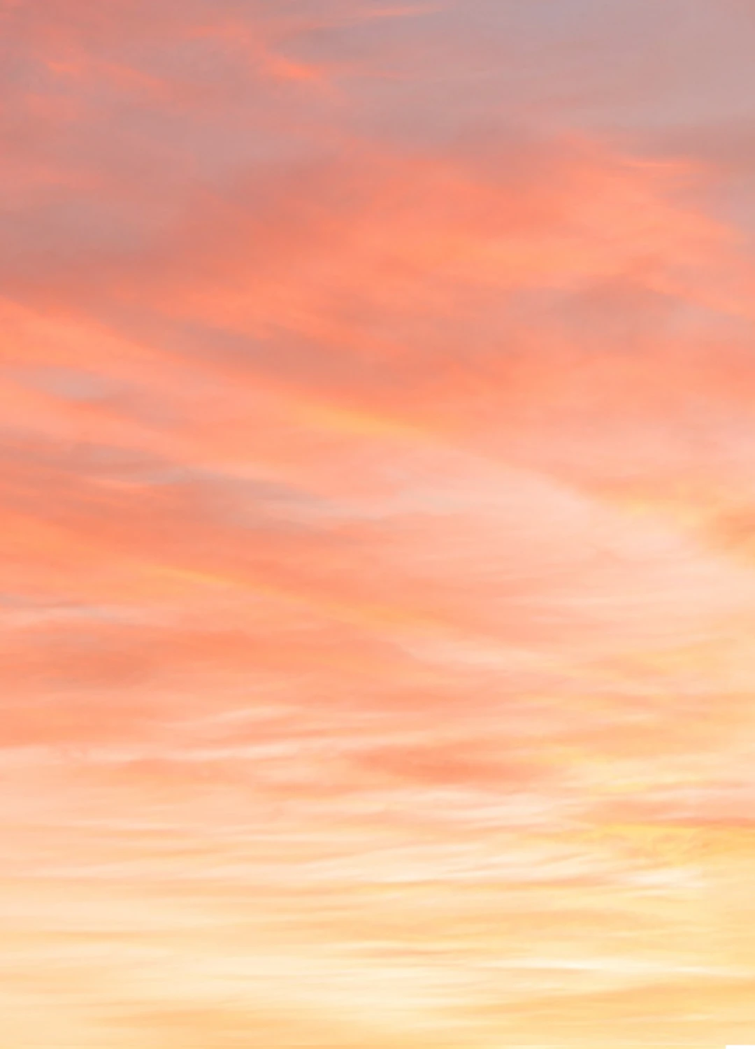 Ein mit zarten Wolken bedeckter Himmel bei Sonnenuntergang.