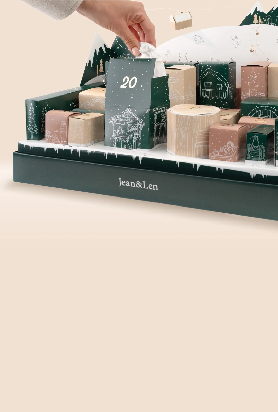 Jean&Len Adventskalender 2026 im winterlichen Bergdorf-Design, geöffnetes Türchen 20, Boxen in Grün, Sand und Rosé