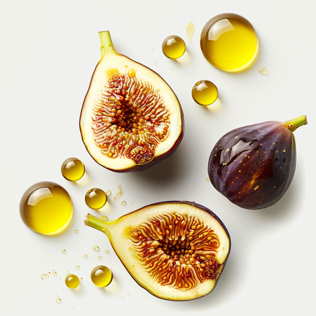 Aufgeschnittene Feigen und Öltropfen auf weißem Untergrund