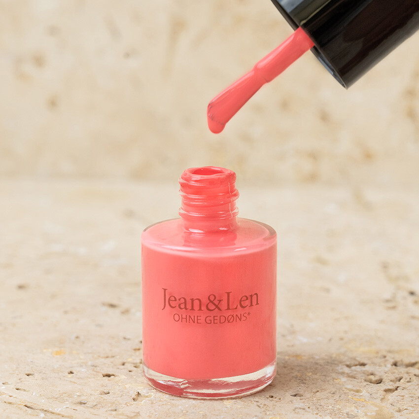 nagellack-pink-coral-wird-geoeffnet