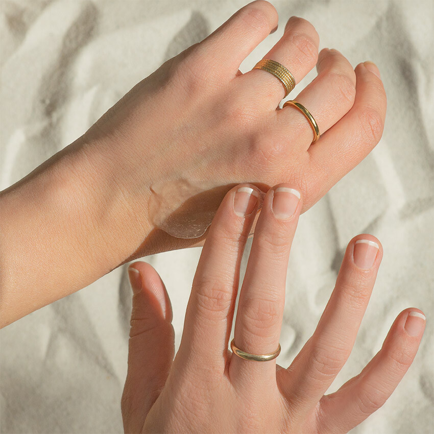 aloe-vera-gel-auf-hand-sand