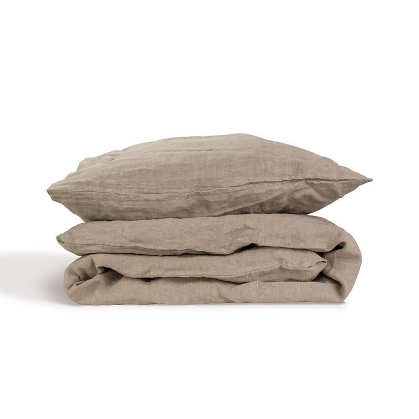 bettwaesche-taupe-gefaltet-freigestellt