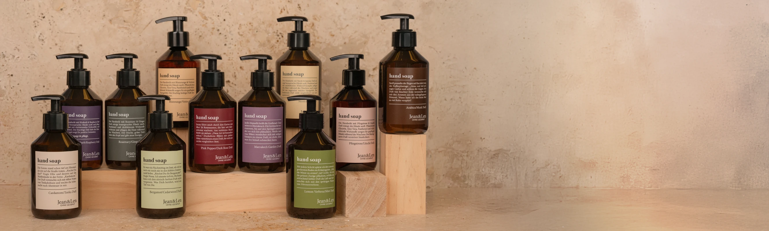Alchemiste Kollektion Handseifen im Apotheker-Design aus der Alchemiste Kollektion vor Stein- und Holzhintergrund.
