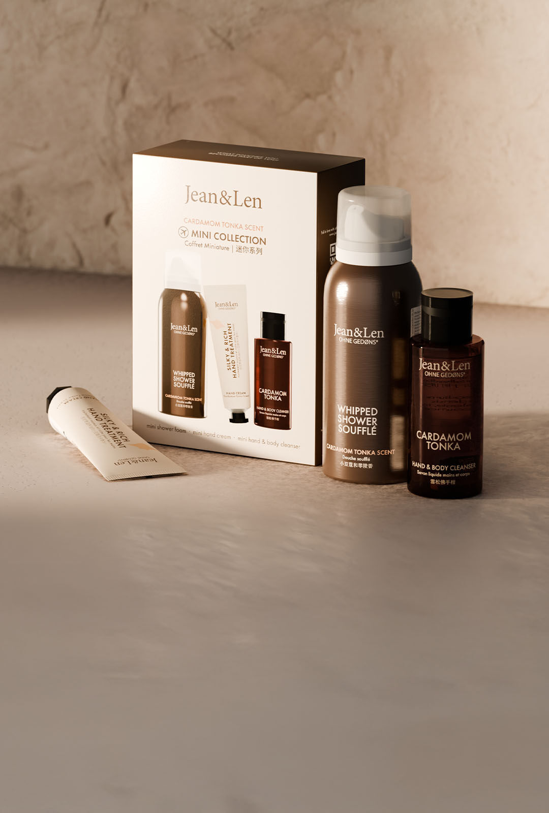 JeanLen Geschenksets Mini Collection Cardamom Tonka mit Handcreme, Duschschaum und Hand Body Cleanser platziert auf natürlichem Stein.