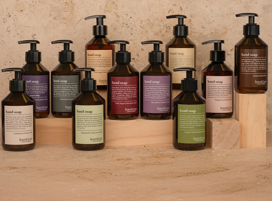 Alchemiste Kollektion Handseifen im Apotheker-Design aus der Alchemiste Kollektion vor Stein- und Holzhintergrund.