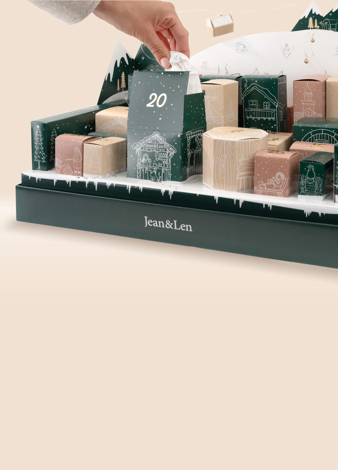 Jean&Len Adventskalender 2026 im winterlichen Bergdorf-Design, geöffnetes Türchen 20, Boxen in Grün, Sand und Rose