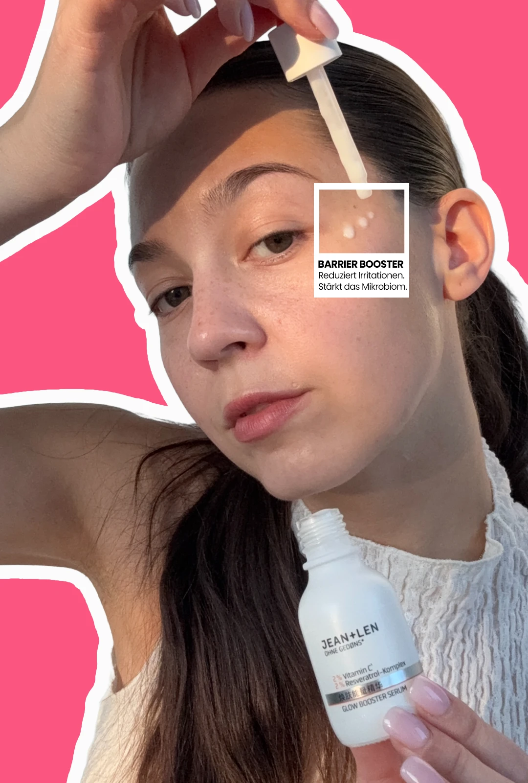Nahaufnahme einer Frau, die mit einer Pipette Serum auf die Schläfe aufträgt; freigestellt vor pinkem Hintergrund mit weißer Kontur. Einblendung: „BARRIER BOOSTER – Reduziert Irritationen. Stärkt das Mikrobiom.“