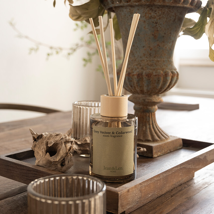 grey-vetiver-cedarwood-room-fragrance-mood1