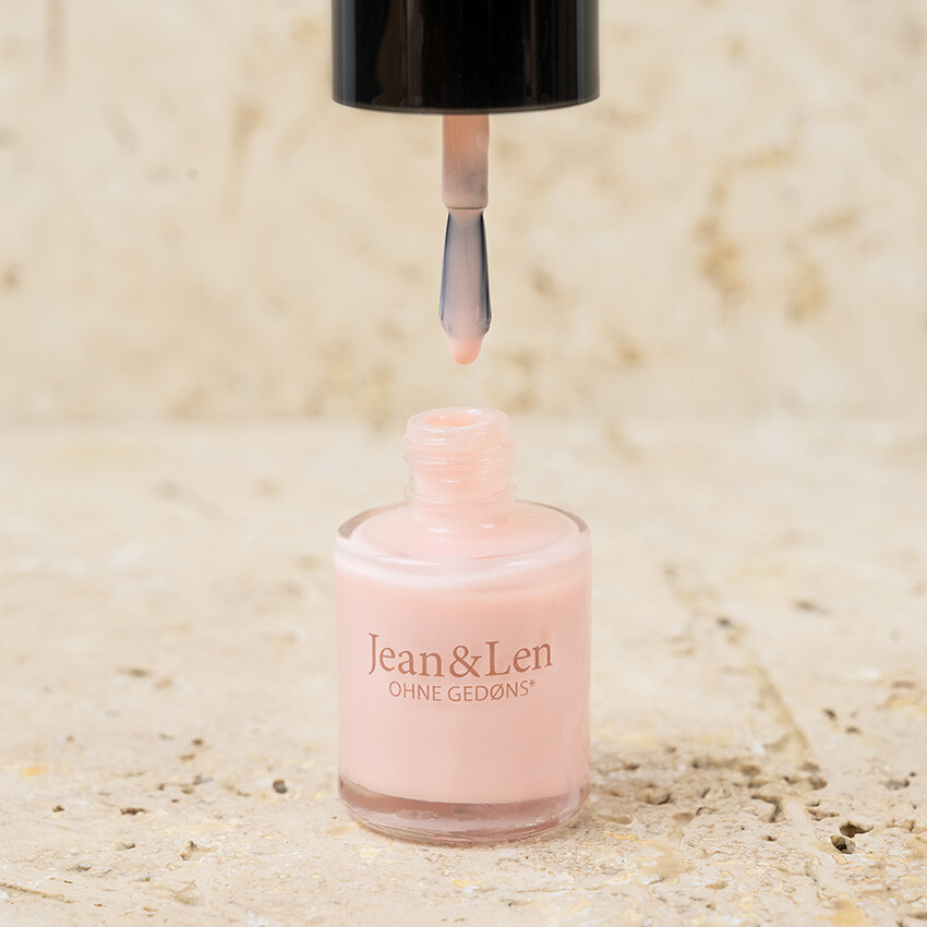 nagellack-soft-rose-wird-geoeffnet