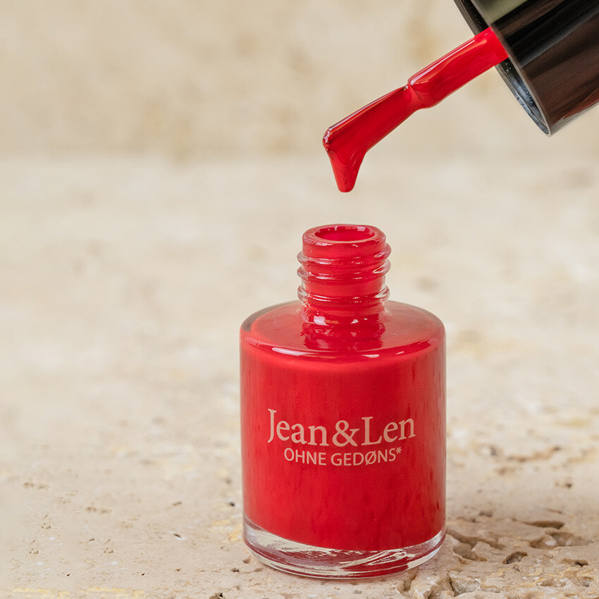 nagellack-tropical-red-wird-geoeffnet