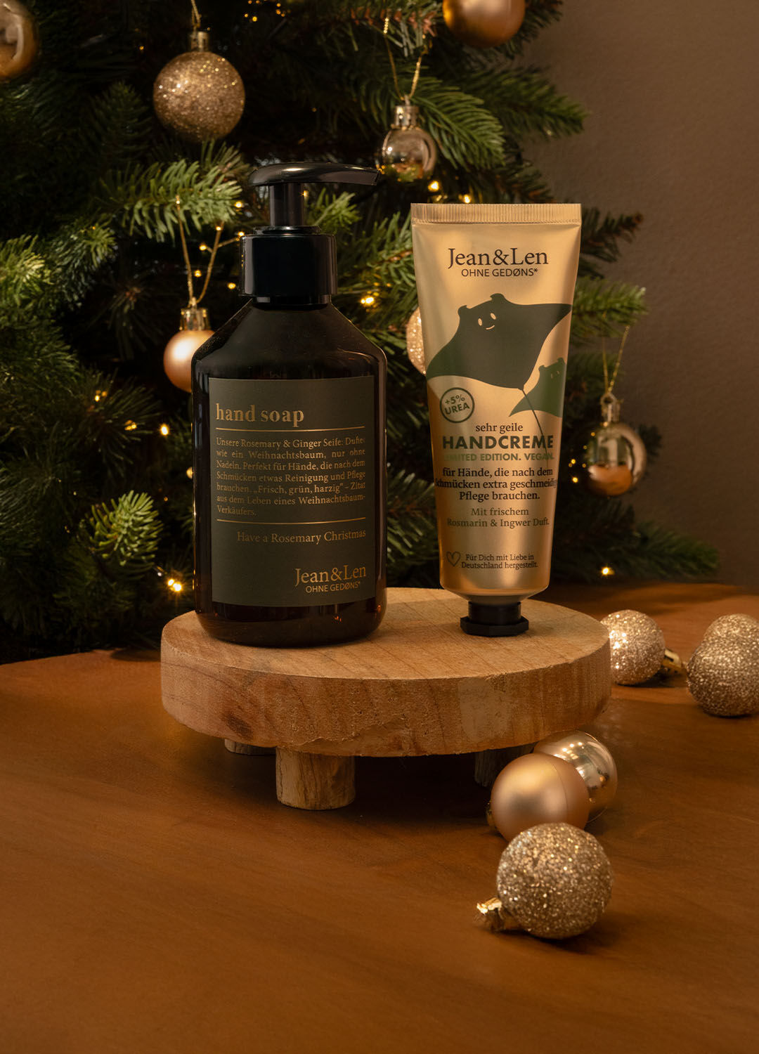 Eine Frau in weißem Strickpullover, zündet die Kerze Jean&Len Basil Mint & Eukalyputs an.