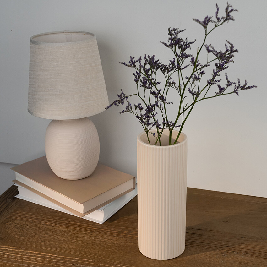 Blumenvase aus Dolomit in Creme – stilvolle Vase mit gerillter Haptik