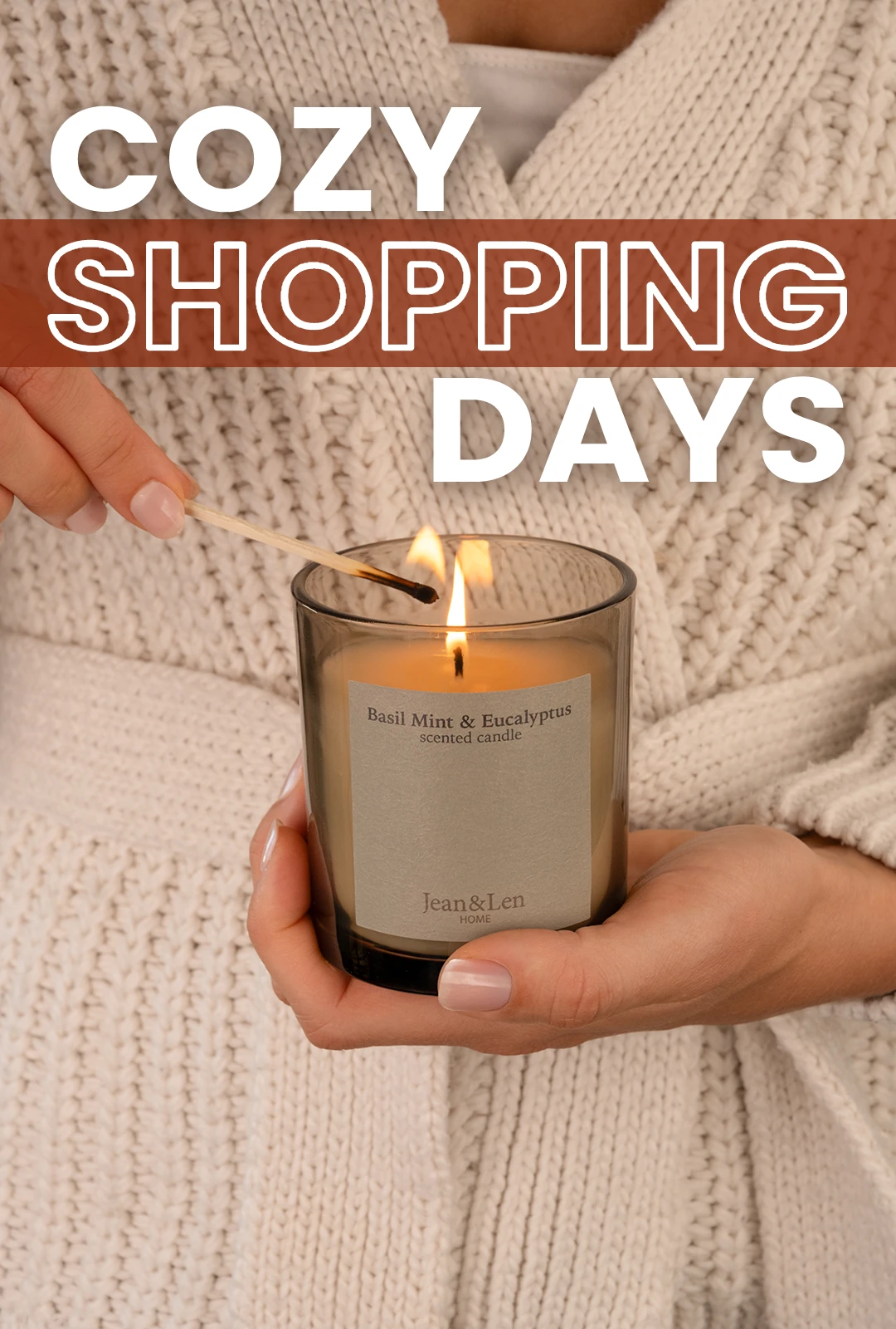 JeanLen Cozy Shopping Days Closeup einer Frau die eine Kerze Basil Mint & Eukalyptus vor sich hält und mit einem Streichholz anzündet.