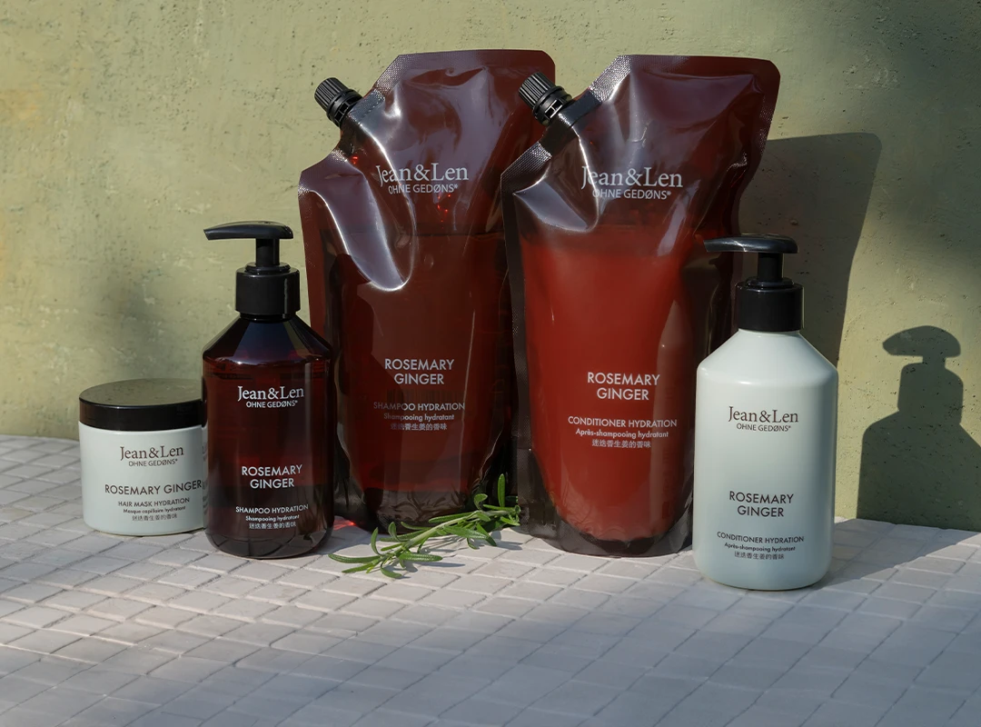 Erfrischende Pflege mit Rosemary & Ginger – Shampoo, Conditioner & Refills von Jean&Len Jean&Len Rosemary Ginger Pflegeserie – Shampoo, Conditioner und Refill-Pouches auf hellem Untergrund
