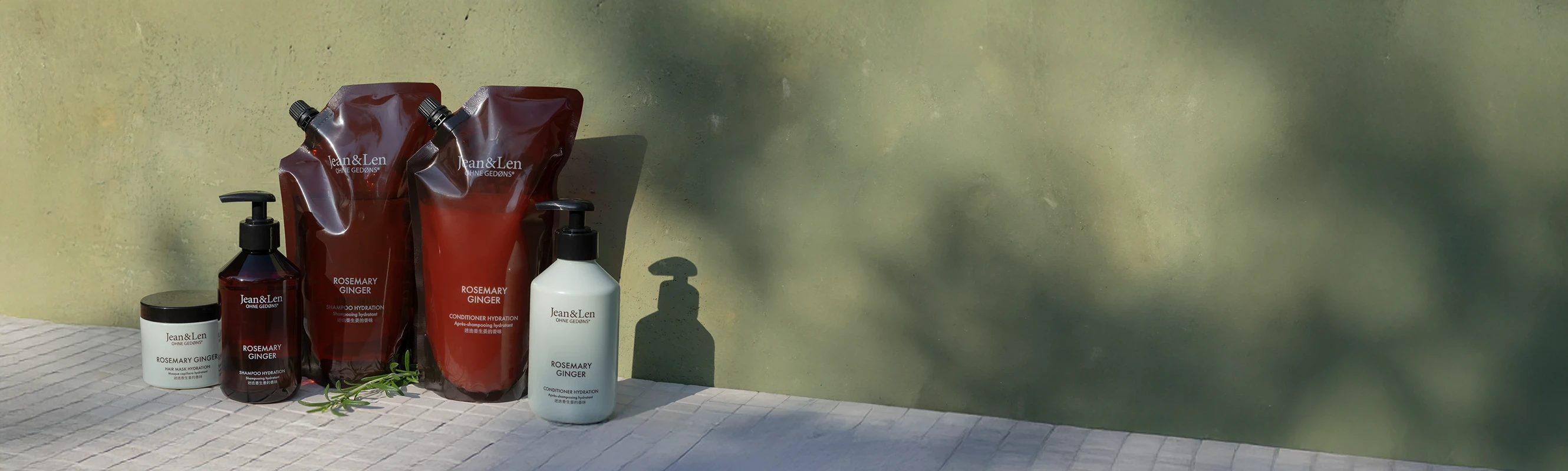 Erfrischende Pflege mit Rosemary & Ginger – Shampoo, Conditioner & Refills von Jean&Len Jean&Len Rosemary Ginger Pflegeserie – Shampoo, Conditioner und Refill-Pouches auf hellem Untergrund