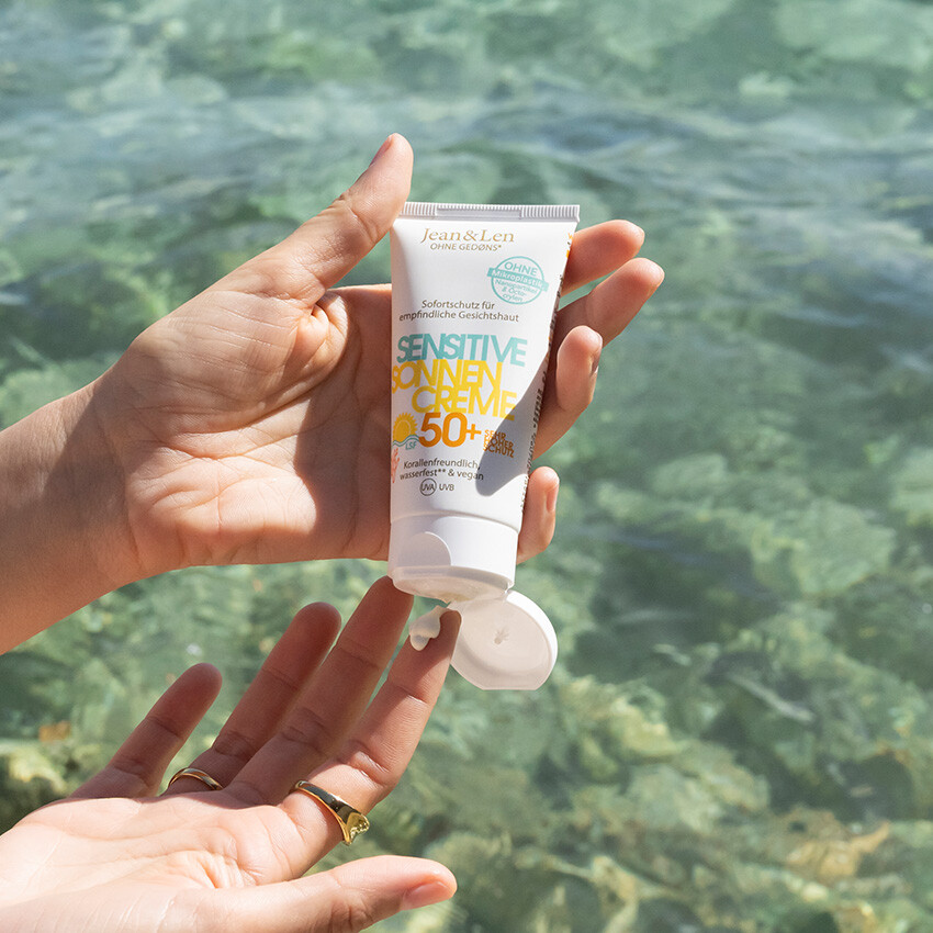 sensitive-sonnencreme-gesicht-in-haenden