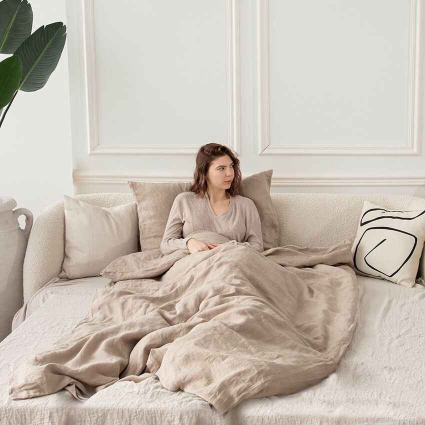 bettwaesche-taupe-sitzend-im-bett-2