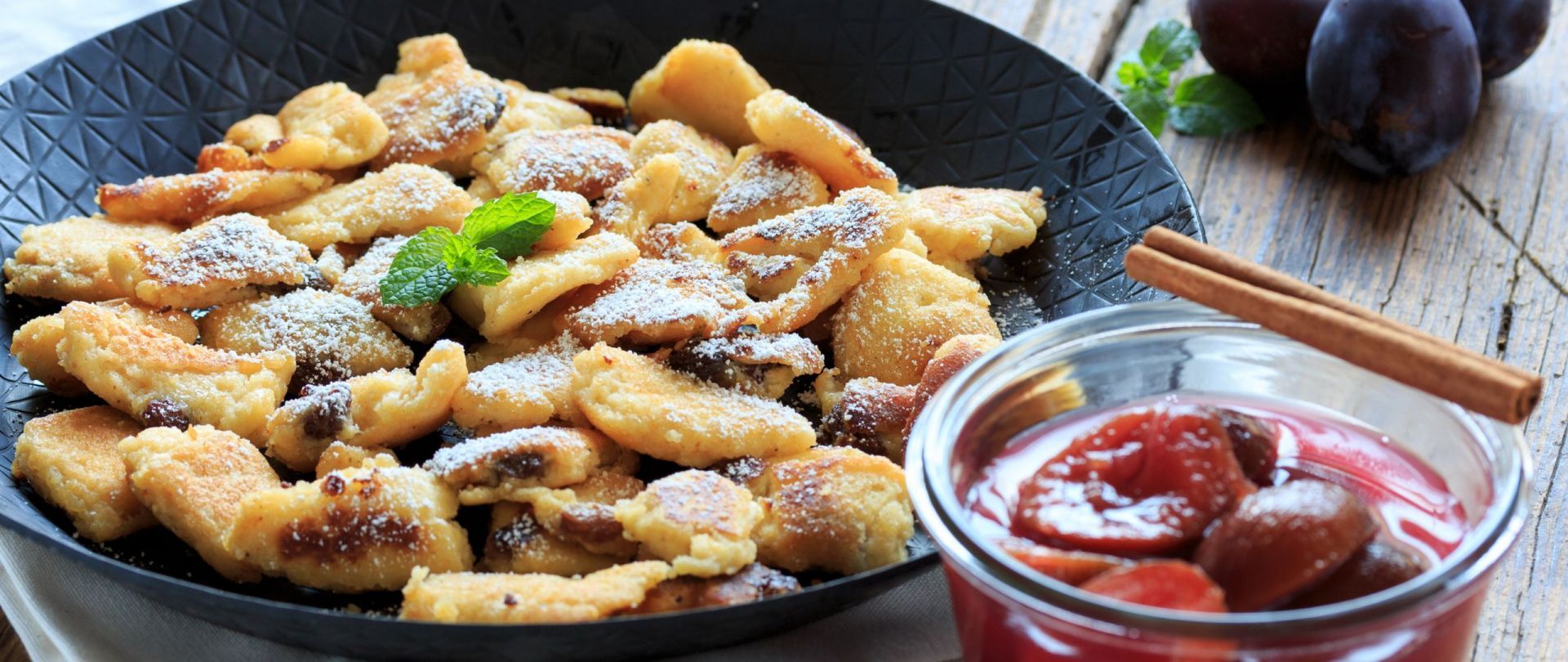 Veganer Kaiserschmarrn angerichtet in einer Pfanne